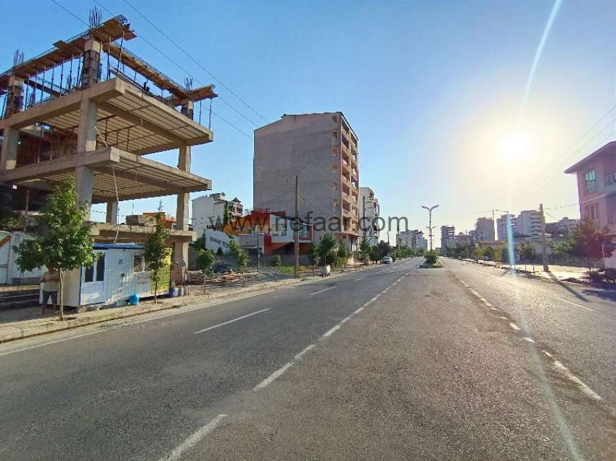 زمین در خط دریا سرخرود