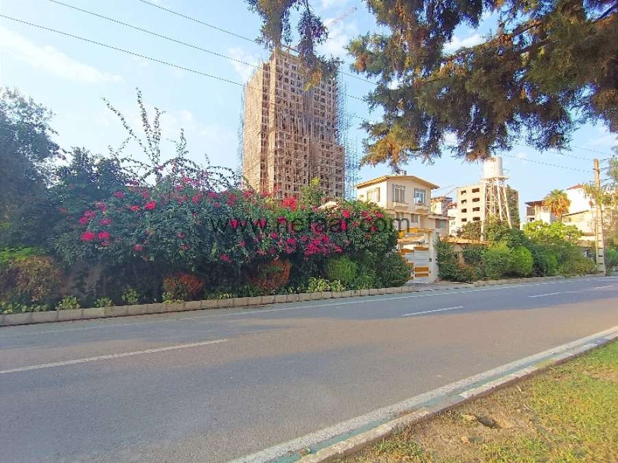 زمین در خط دریا سرخرود