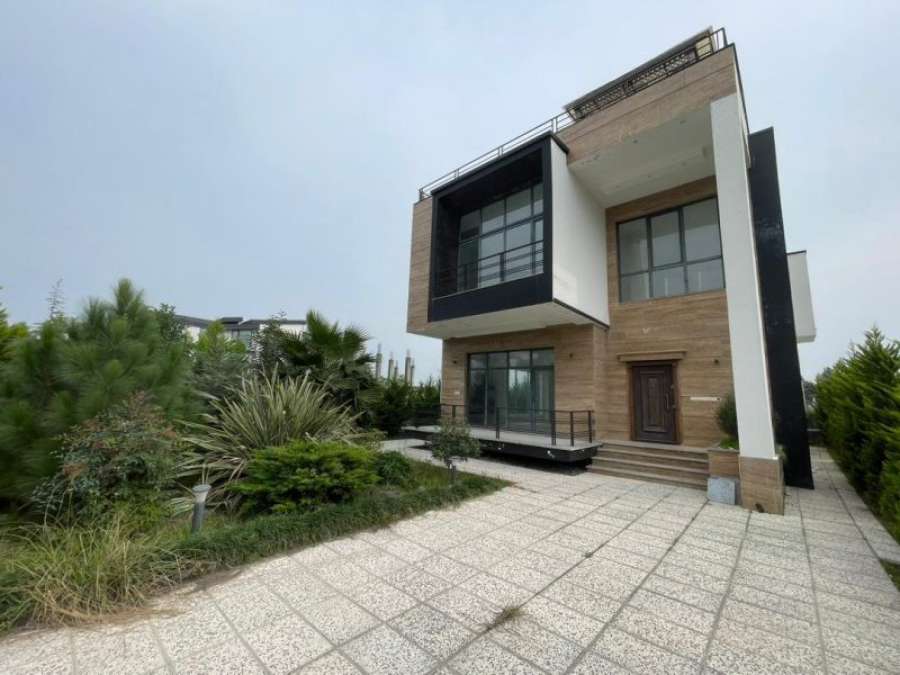 فروش ویلا مدرن استخردار شهرکی در سرخرود 